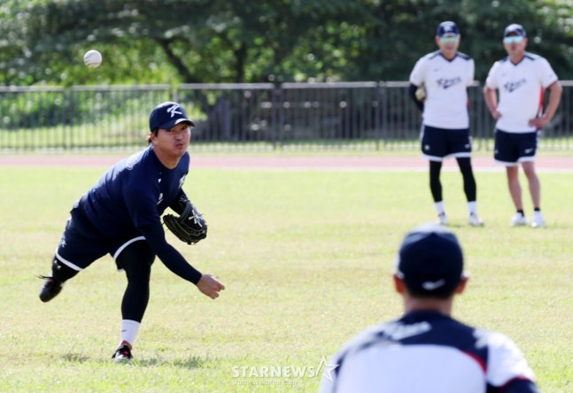 지난 1월 진행된 사이판 캠프에서 구슬땀을 흘렸던 고우석(왼쪽). /사진=강영조 선임기자