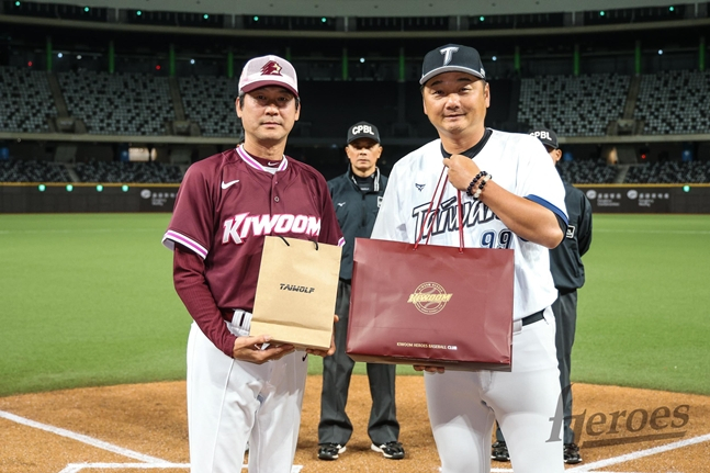 21일 경기를 앞두고 선물을 교환한 설종진 키움 감독과 쩡하오주 대만 감독. /사진=키움 히어로즈