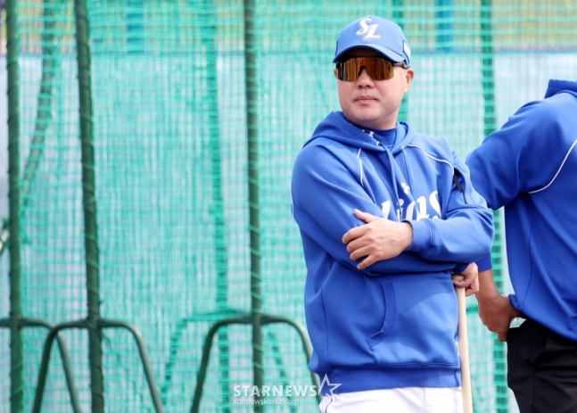 삼성 라이온즈 선수단이 19일 일본 오키나와 온나손 아카마 구장에서 2차 스프링캠프 일정을 진행했다. 박진만 감독이 선수들의 훈련을 바라보고 있다. /사진=김진경 대기자