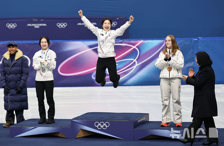 쇼트트랙 김길리가 20일(현지 시간) 이탈리아 밀라노 아이스스케이팅 아레나에서 열린 2026 밀라노·코르티나 담페초 동계올림픽 쇼트트랙 여자 1500m 시상식에서 시상대에 오른 뒤 점프를 뛰고 있다. /사진=뉴시스