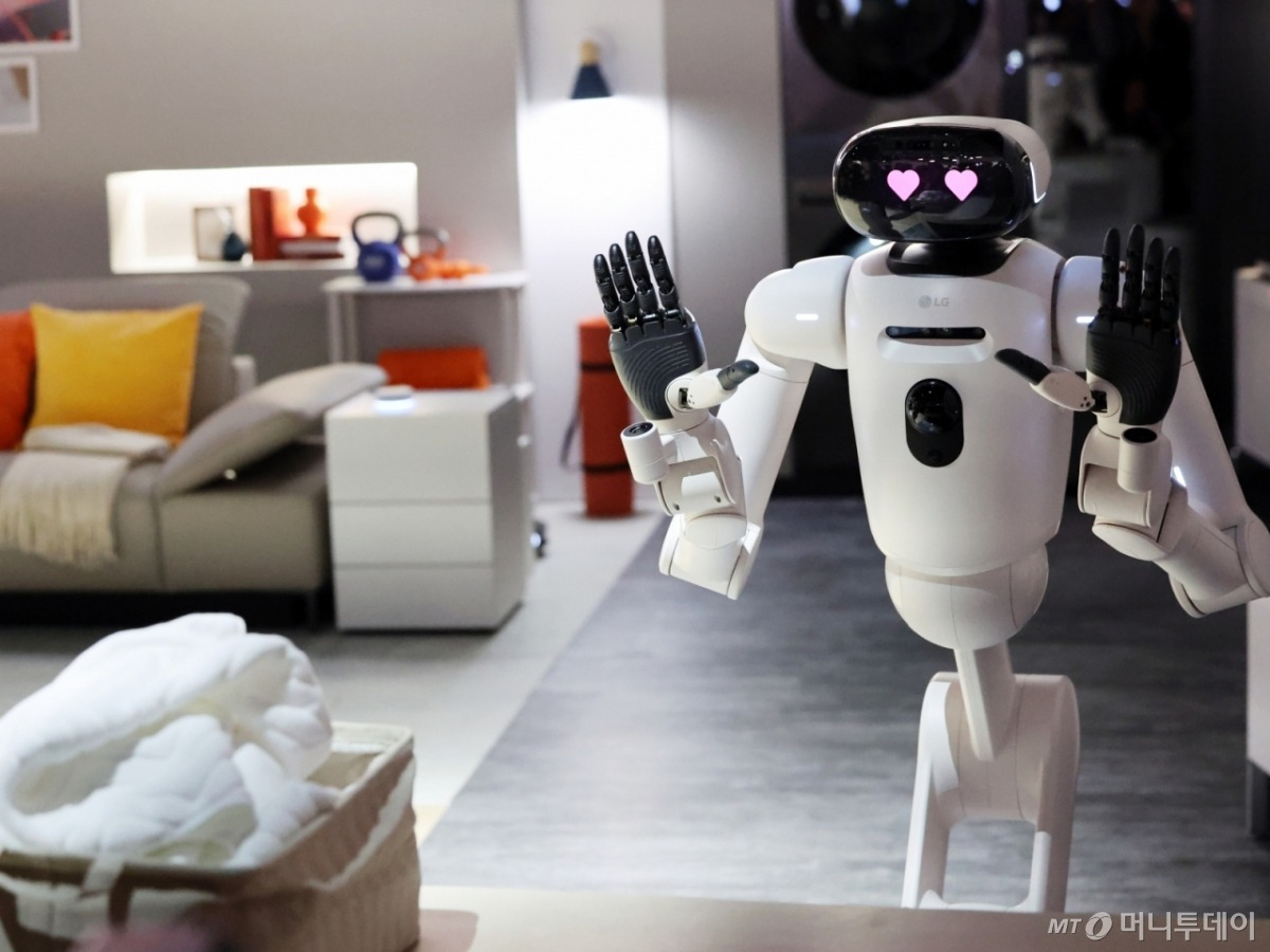 (라스베이거스(미국)=뉴스1) 황기선 기자 = 세계 최대 IT(정보기술)·가전 전시회 'CES 2026' 개막을 하루 앞둔 5일(현지시간) 미국 네바다주 라스베이거스 컨벤션센터(LVCC)에서 열린 LG전자 사전 부스투어에서 AI 홈로봇 'LG 클로이드'가 아침식사를 준비하고 있다. 2026.1.6/뉴스1 Copyright © 뉴스1. All rights reserved. 무단 전재 및 재배포, AI학습 이용 금지. /사진=(라스베이거스(미국)=뉴스1) 황기선 기자