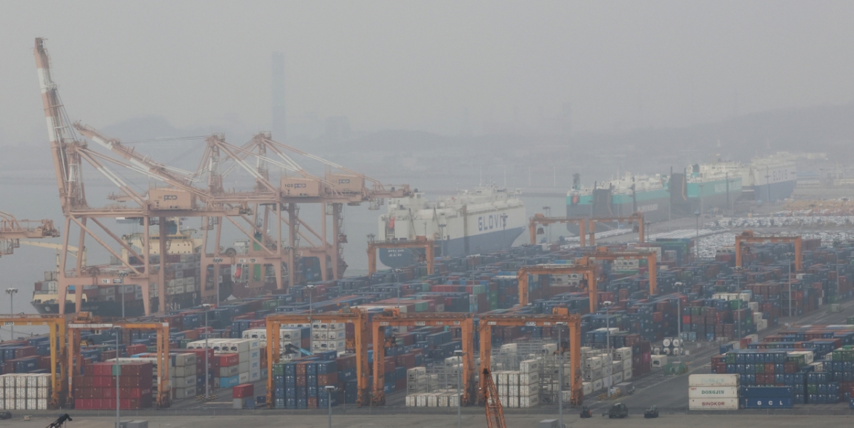 도널드 트럼프 미국 대통령이 21일(현지시각) 연방대법원의 상호관세 위법 판결 하루만에 '글로벌 관세'를 10%에서 15%로 인상하겠다고 전격 발표했다. 사진은 22일 경기 평택시 포승읍 평택항에 수출용 컨테이너가 쌓여있는 모습. /평택(경기)=뉴스1