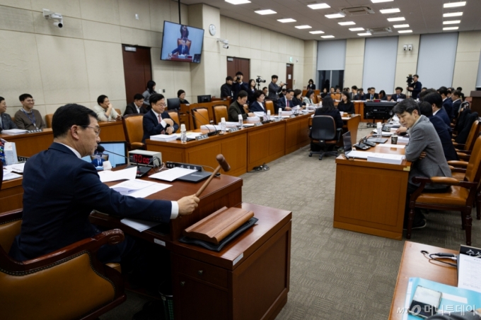 (서울=뉴스1) 유승관 기자 = 신정훈 국회 행정안전위원장이 12일 서울 여의도 국회에서 열린 제432회 국회(임시회) 행정안전위원회 제3차 전체회의에서 의사봉을 두드리고 있다. 2026.2.12/뉴스1 Copyright (C) 뉴스1. All rights reserved. 무단 전재 및 재배포, AI학습 이용 금지. /사진=(서울=뉴스1) 유승관 기자