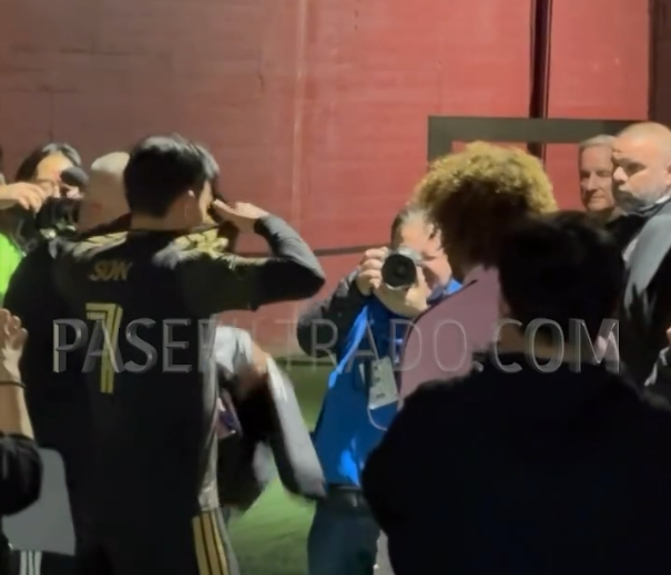 로스앤젤레스(LA)FC 손흥민(왼쪽)이 22일 미국 LA 메모리얼 콜리세움에서 열린 2026 미국 메이저리그사커(MLS) 인터 마이애미전을 마친 뒤 라커룸으로 향하다 자신을 기다린 막시밀리아노 팔콘에게 유니폼을 벗어주고 있다. /사진=파세 필트라도 SNS 캡처