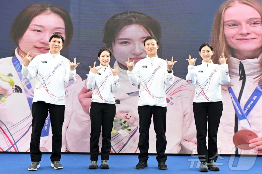 김길리(왼쪽에서 2번째)가 유승민 대한체육회장(왼쪽), 김택수 선수부단장 겸 선수촌장(오른쪽에서 두번쨰), 이수경 선수단장 겸 대한빙상경기연맹 회장과 함께 우승 세리머니 포즈를 취하고 있다. /사진=뉴스1(대한체육회 제공)