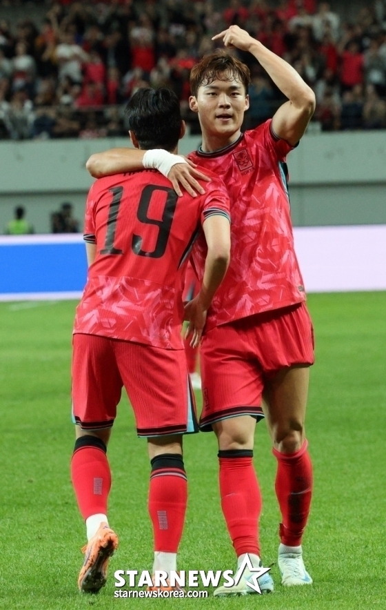 한국 축구 국가대표팀이 지난 10월 14일 서울월드컵경기장에서 파라과이 대표팀과 친선경기를 벌였다.  오현규가 두 번째 골을 터뜨린 후 어시스트를 한 이강인과 기뻐하고 있다. /사진=김진경 대기자