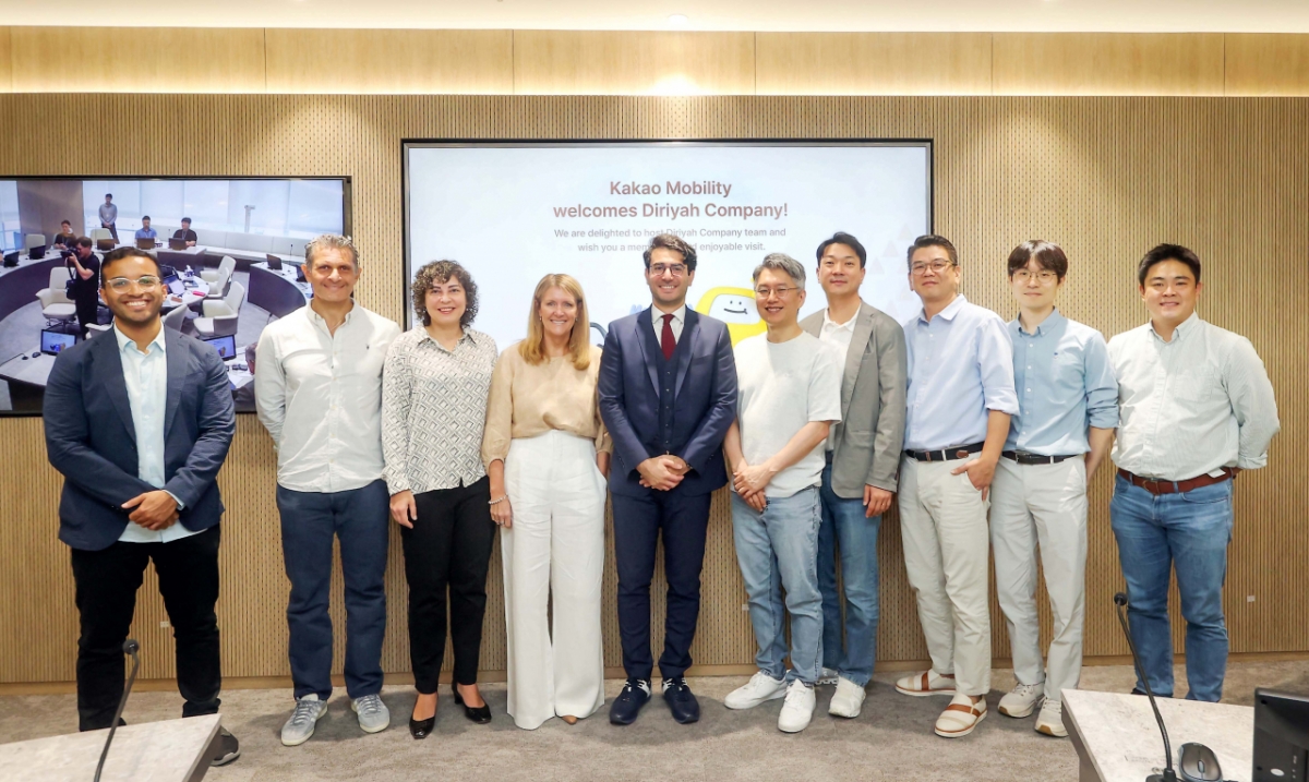 지난해 9월 카카오모빌리티 사옥을 방문한 디리야컴퍼니 관계자들이 류긍선 대표(사진 오른쪽 다섯 번째) 등 카카오모빌리티 관계자들과 함께 기념 촬영을 하고 있다/사진제공=카카오모빌리티