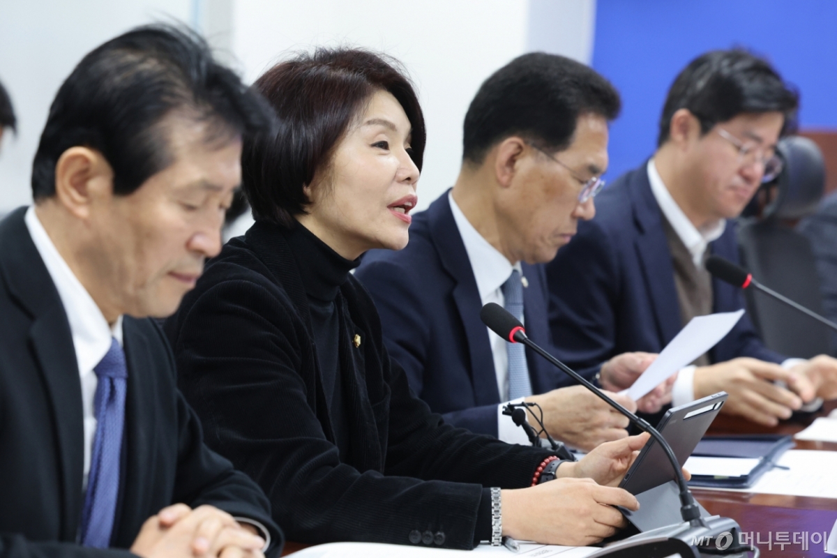 (서울=뉴스1) 신웅수 기자 = 한정애 더불어민주당 정책위의장이 23일 서울 여의도 국회 의원회관에서 열린 고용노동부 당정협의회에서 발언하고 있다. 2026.2.23/뉴스1  Copyright © 뉴스1. All rights reserved. 무단 전재 및 재배포,  AI학습 이용 금지. /사진=(서울=뉴스1) 신웅수 기자