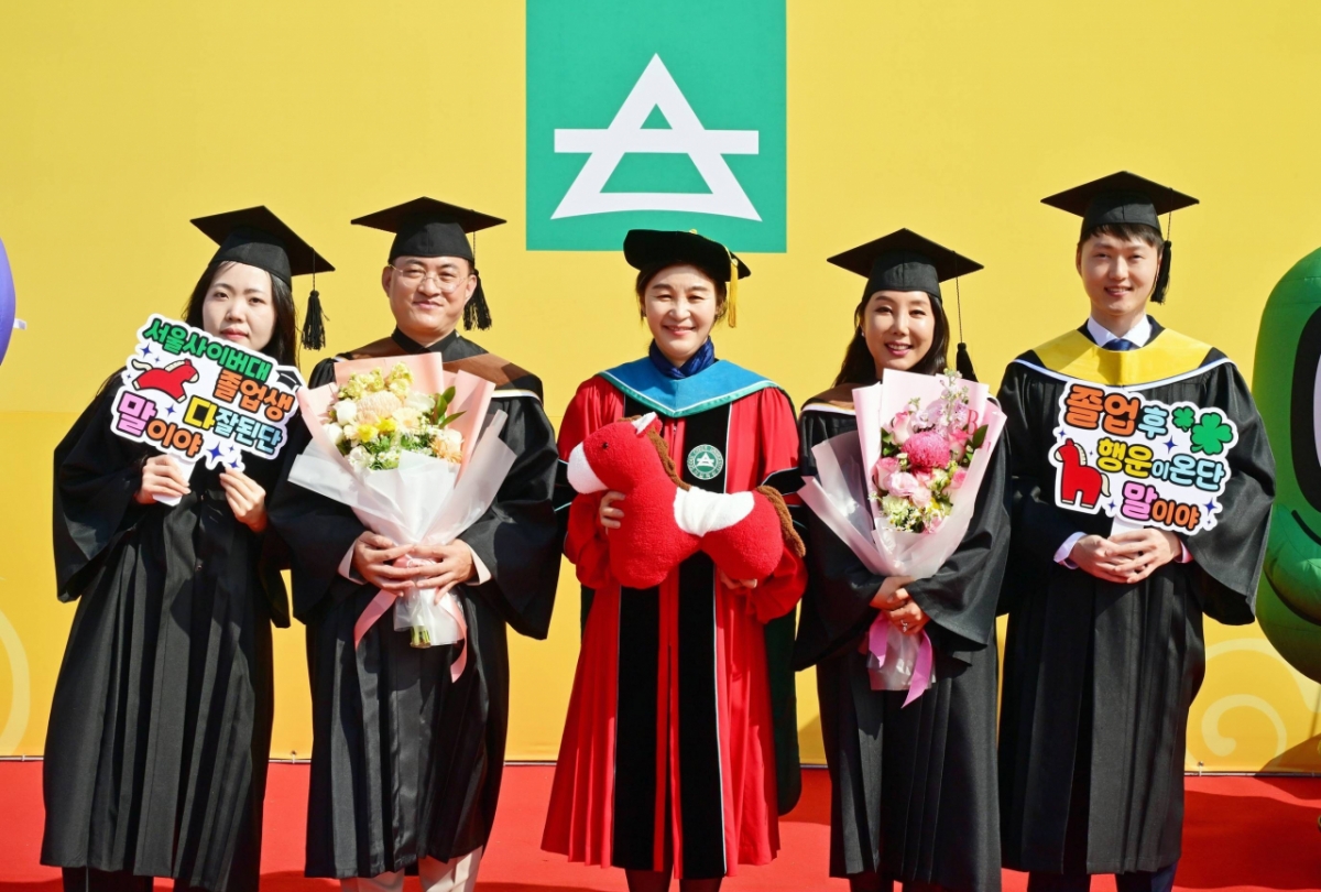 이은주 서울사이버대 총장(가운데)이 졸업생들과 기념촬영하고 있다./사진제공=서울사이버대