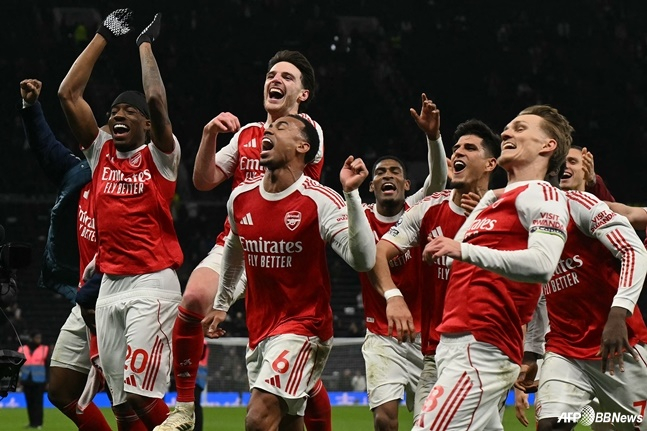 아스널이 23일(한국시간) 영국 런던의 토트넘 홋스퍼 스타디움에서 열린 2025~2026 잉글랜드 프리미어리그(EPL) 27라운드에서 토트넘 홋스퍼를 이기고 세리머니하고 있다. /AFPBBNews=뉴스1