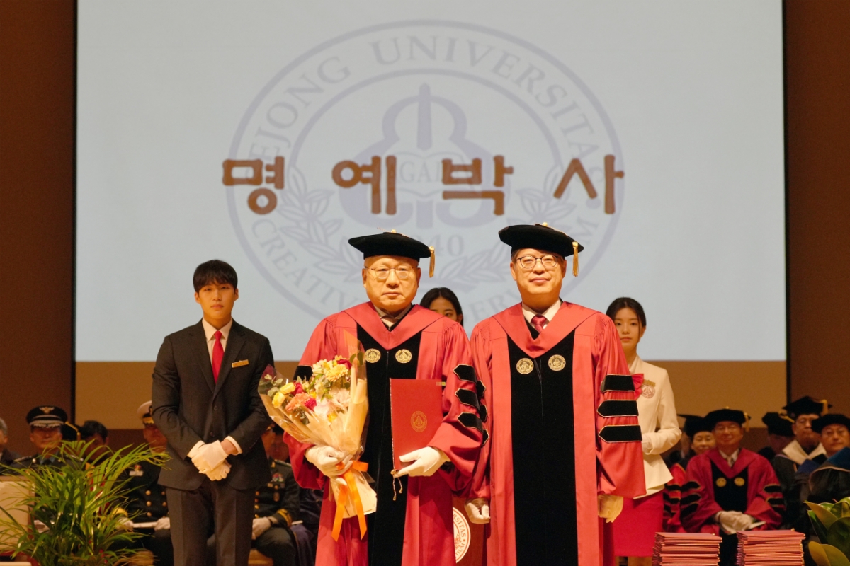 엄종화 세종대 총장(오른쪽)과 윤도준 동화약품 회장이 학위수여식 후 기념촬영하고 있다./사진제공=세종대