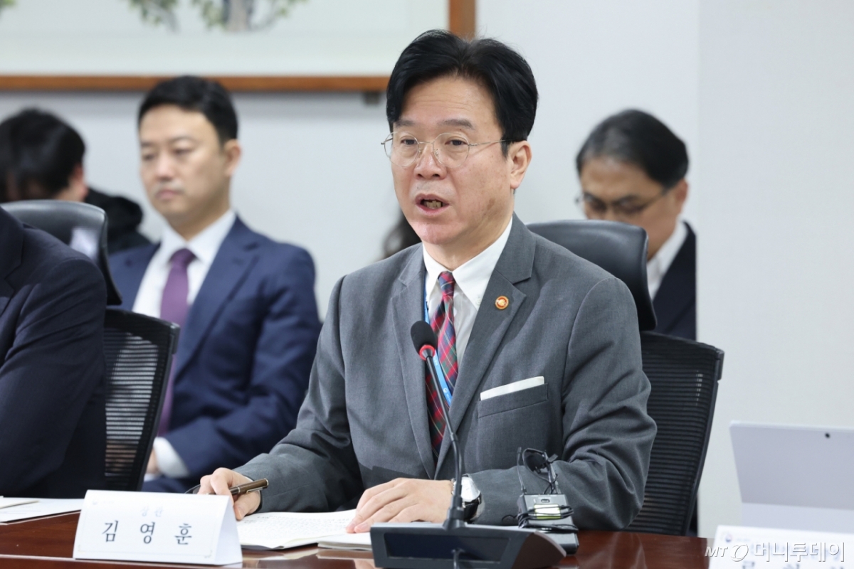 (서울=뉴스1) 신웅수 기자 = 김영훈 고용노동부 장관이 23일 서울 여의도 국회 의원회관에서 열린 고용노동부 현안 관련 당정협의회에서 발언하고 있다. 2026.2.23/뉴스1  Copyright © 뉴스1. All rights reserved. 무단 전재 및 재배포,  AI학습 이용 금지. /사진=(서울=뉴스1) 신웅수 기자