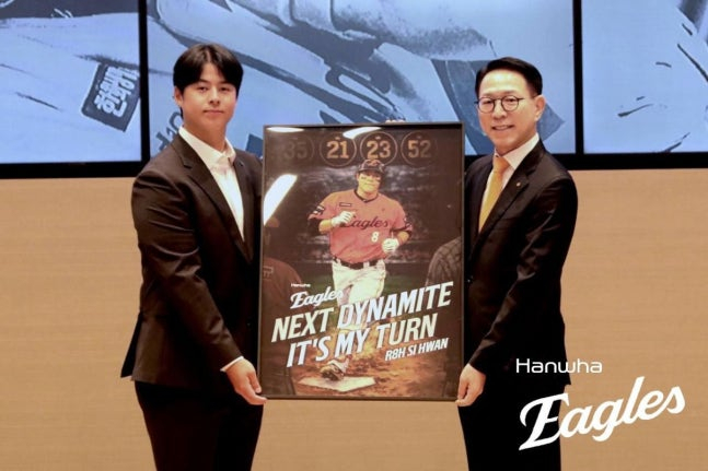 노시환(왼쪽)이 11년 장기계약에 서명했다. /사진=한화 이글스 제공