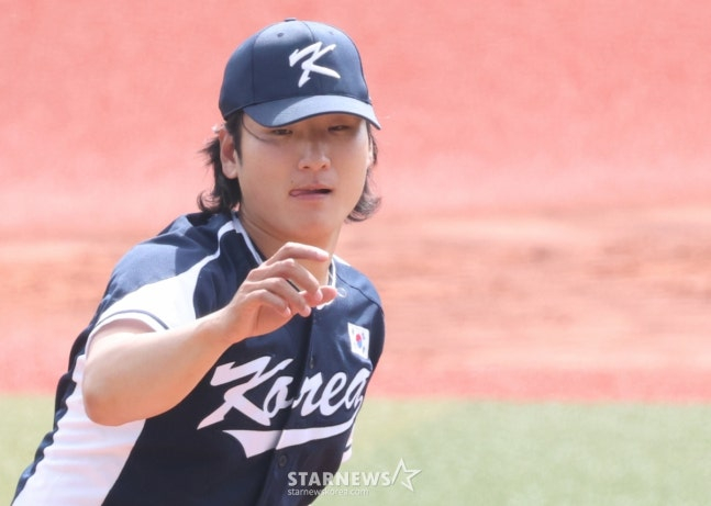 WBC 한국 야구 대표팀이 23일 일본 오키나와현 카데나 야구장에서 한화 이글스와 연습경기를 가졌다.  대표팀 선발 곽빈이 역투하고 있다. /사진=김진경 대기자