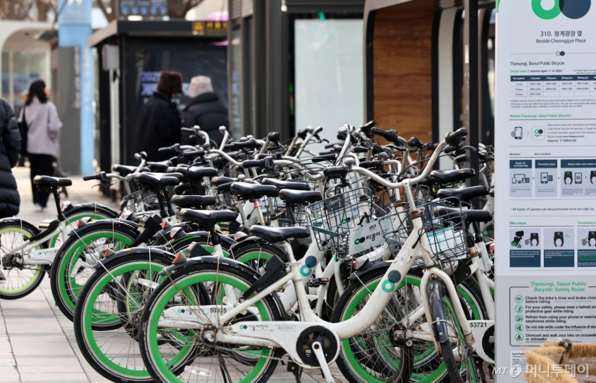 지난달 30일 오후 서울 시내의 한 따릉이 대여소에 따릉이가 세워져 있는 모습./사진=뉴스1.