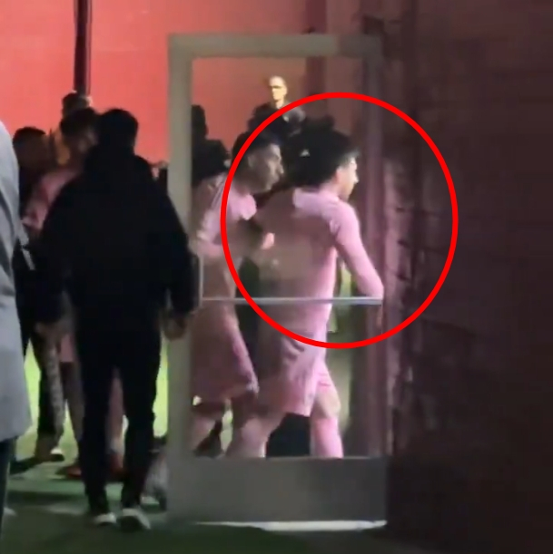 심판실 난입 시도 의혹을 받았던 리오넬 메시(빨간색 동그라미 안). 메시를 말리는 루이스 수아레스. /사진=인터 마이애미 뉴스 허브 SNS 캡처