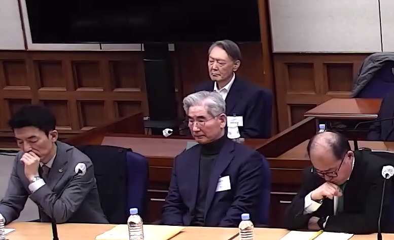 윤석열 전 대통령이 지난 19일 서울 서초구 서울중앙지방법원에서 열린 내란 우두머리 혐의 사건 1심 선고기일에서 지귀연 부장판사의 판결문을 듣고 있다. /사진=뉴시스