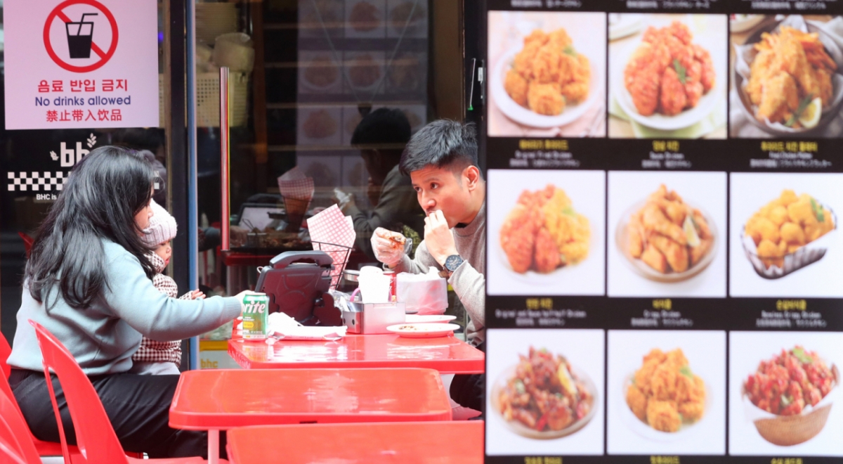 지난해 12월 15일 서울 시내 한 치킨전문점 앞에 메뉴판이 붙어 있다./사진=뉴시스