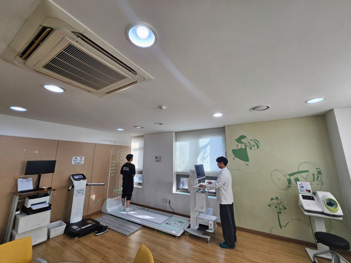 서울 서초구에서 AI(인공지능) 기술을 활용해 체형과 족압 등을 측정하고 있다./사진제공=서울 서초구청