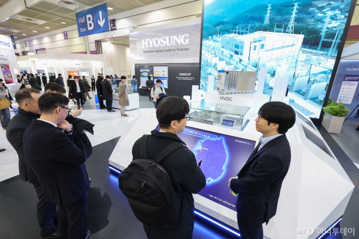 지난 4일 서울 강남구 코엑스에서 개막한 2026 코리아빌드위크·일렉스 코리아 2026를 찾은 관람객들이 효성중공업 부스를 둘러보고 있다. /사진=뉴시스