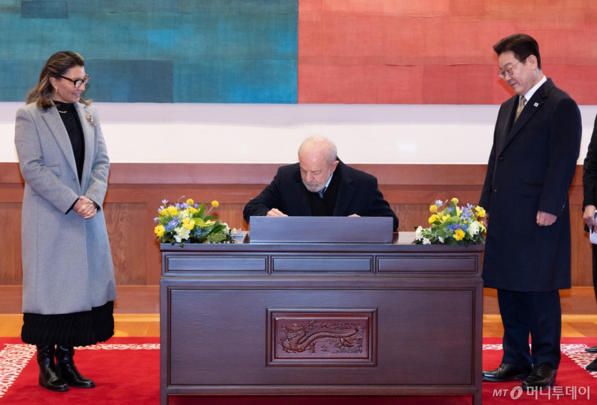 (서울=뉴스1) 이재명,박세연 기자 = 룰라 다 시우바 대통령이 23일 청와대에서 정상회담에 앞서 방명록을 작성하고 있다. 2026.2.23/뉴스1  Copyright © 뉴스1. All rights reserved. 무단 전재 및 재배포,  AI학습 이용 금지. /사진=(서울=뉴스1) 이재명,박세연 기자