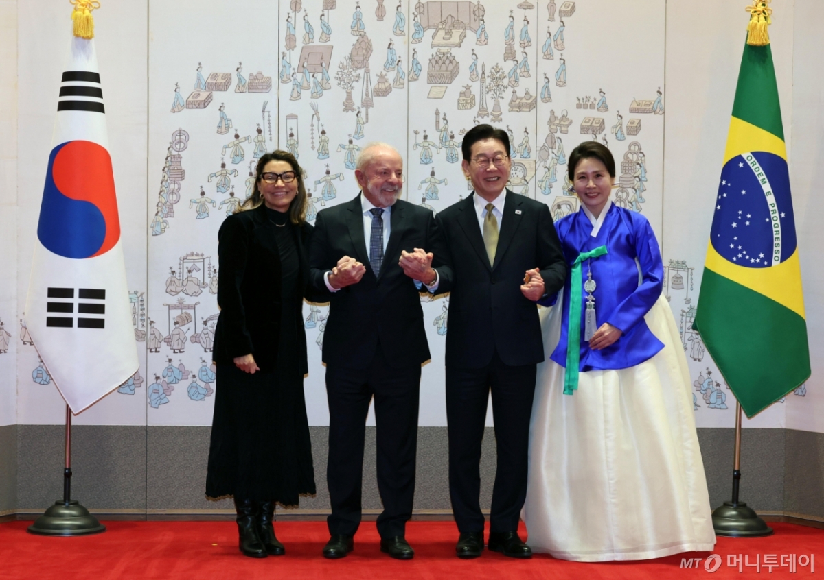 [서울=뉴시스] 최동준 기자 = 이재명 대통령과 김혜경 여사가 23일 청와대에서 국빈 방한한 브라질 루이스 이나시우 룰라 다 시우바 대통령, 부인 잔자 룰라 다 시우바 여사와 기념촬영을 하고 있다. 2026.02.23. photocdj@newsis.com /사진=류현주