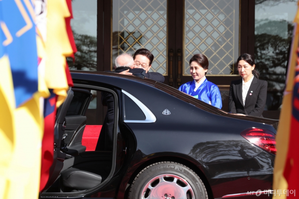 (서울=뉴스1) 허경 기자 = 이재명 대통령과 김혜경 여사가 23일 청와대에서 국빈 방한한 브라질 루이스 이나시우 룰라 다 시우바 대통령을 영접하고 있다. 2026.2.23/뉴스1  Copyright © 뉴스1. All rights reserved. 무단 전재 및 재배포,  AI학습 이용 금지. /사진=(서울=뉴스1) 허경 기자