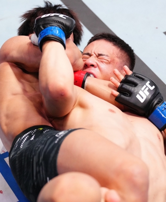 박현성(오른쪽)이 UFC 에이펙스에서 열린 'UFC 파이트 나이트: 타이라 vs 박현성' 메인 이벤트 2라운드 초반 타이라 타츠로에게 리어네이키드 초크를 허용하며 탭을 치고 있다. /사진=UFC 공식 사회관계망서비스(SNS)