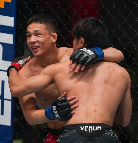 박현성(왼쪽)과 타이라 타츠로가 UFC 에이펙스에서 열린 'UFC 파이트 나이트: 타이라 vs 박현성' 메인 이벤트 경기가 끝난 뒤 포옹하고 있다. /사진=UFC 공식 사회관계망서비스(SNS)