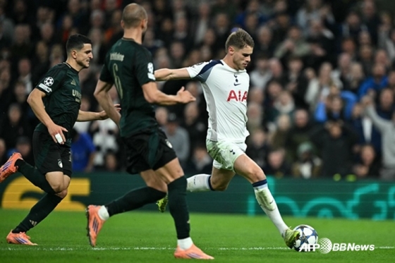 미키 판 더 펜(오른쪽)이 슈팅을 시도하고 있다. /AFPBBNews=뉴스1