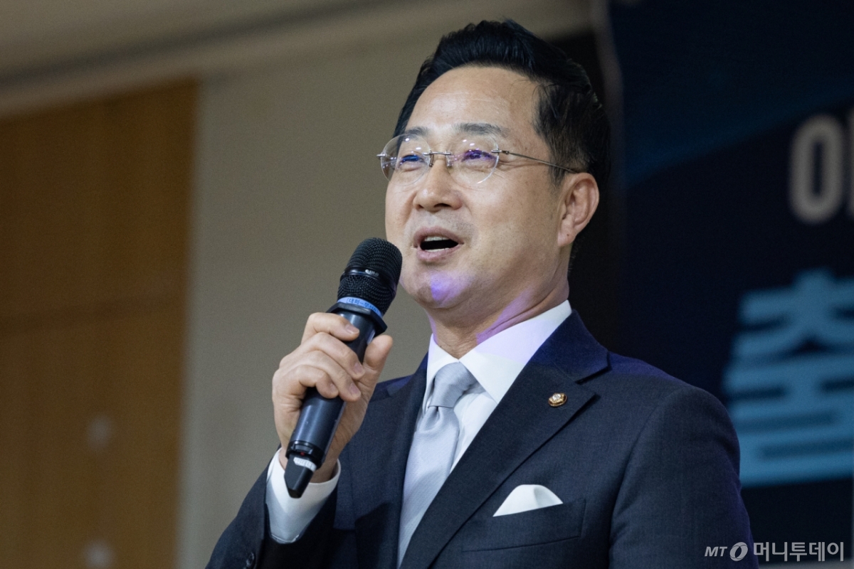 (서울=뉴스1) 유승관 기자 = 23일 서울 여의도 국회 의원회관에서 열린 더불어민주당 이재명 대통령 사건 공소취소와 국정조사 추진을 위한 의원모임 출범식·결의대회에서 박성준 상임대표가 인사말을 하고 있다. 2026.2.23/뉴스1  Copyright © 뉴스1. All rights reserved. 무단 전재 및 재배포,  AI학습 이용 금지. /사진=(서울=뉴스1) 유승관 기자