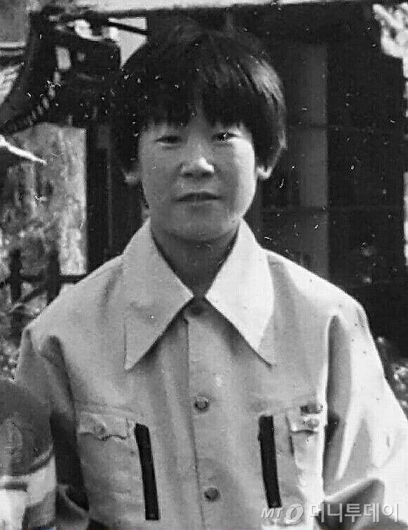 (서울=뉴스1) = 이재명 더불어민주당 대통령 후보가 4일 제21대 대한민국 대통령 당선이 확실시 되고 있다.  이 당선인은 앞으로 5년간 대한민국의 국정을 수행하게 된다.  사진은 이 후보의 소년공 시절. (더불어민주당 선대위 제공) 2025.6.4/뉴스1  Copyright © 뉴스1. All rights reserved. 무단 전재 및 재배포,  AI학습 이용 금지. /사진=(서울=뉴스1)