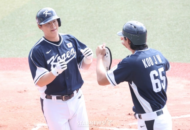 WBC 한국 야구 대표팀이 23일 일본 오키나와현 카데나 야구장에서 한화 이글스와 연습경기를 가졌다. 대표팀 노시환이 2회초 무사 1루에서 한화 선발 화이트를 상대로 선제 2점 홈런을 날리고 홈인하고 있다. /사진=김진경 대기자