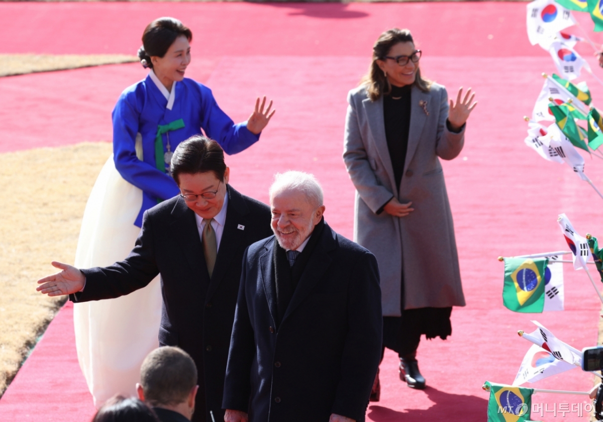 (서울=뉴스1) 허경 기자 = 이재명 대통령이 23일 국빈 방한한 브라질 루이스 이나시우 룰라 다 시우바 대통령과 정상회담에 앞서 열린 공식 환영식에서 이동하고 있다.  2026.2.23/뉴스1  Copyright © 뉴스1. All rights reserved. 무단 전재 및 재배포,  AI학습 이용 금지. /사진=(서울=뉴스1) 허경 기자