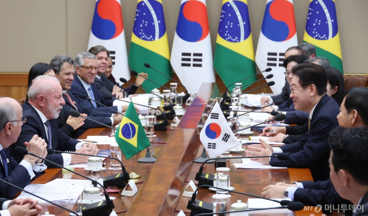 (서울=뉴스1) 이재명 기자 = 이재명 대통령이 23일 청와대에서 열린 한-브라질 확대 정상회담에서 브라질 루이스 이나시우 룰라 다 시우바 대통령의 발언을 경청하고 있다.  2026.2.23/뉴스1  Copyright © 뉴스1. All rights reserved. 무단 전재 및 재배포,  AI학습 이용 금지. /사진=(서울=뉴스1) 이재명 기자