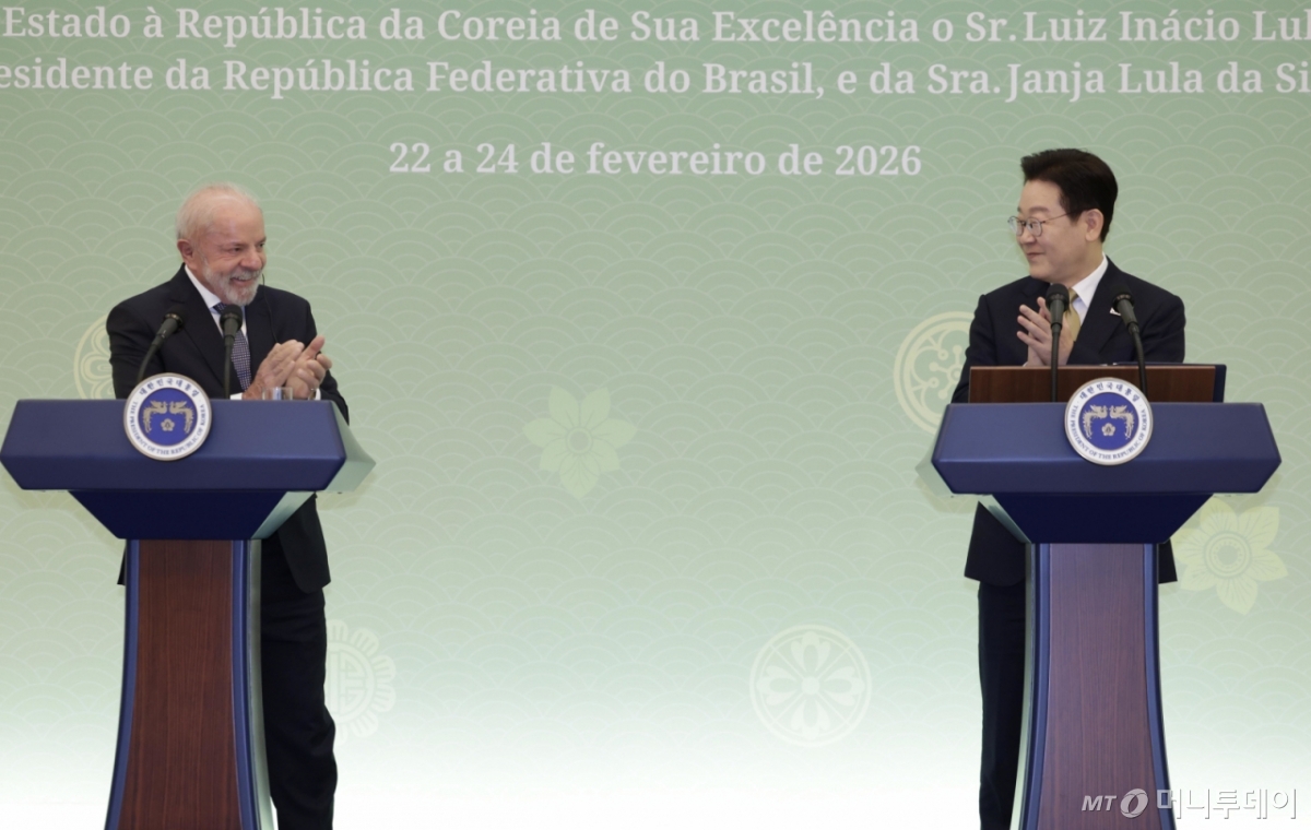 (서울=뉴스1) 허경 기자 = 이재명 대통령과 브라질 루이스 이나시우 룰라 다 시우바 대통령이 23일 청와대에서 한-브라질 공동 언론발표를 마친 뒤 박수를 치고 있다.  2026.2.23/뉴스1  Copyright © 뉴스1. All rights reserved. 무단 전재 및 재배포,  AI학습 이용 금지. /사진=(서울=뉴스1) 허경 기자