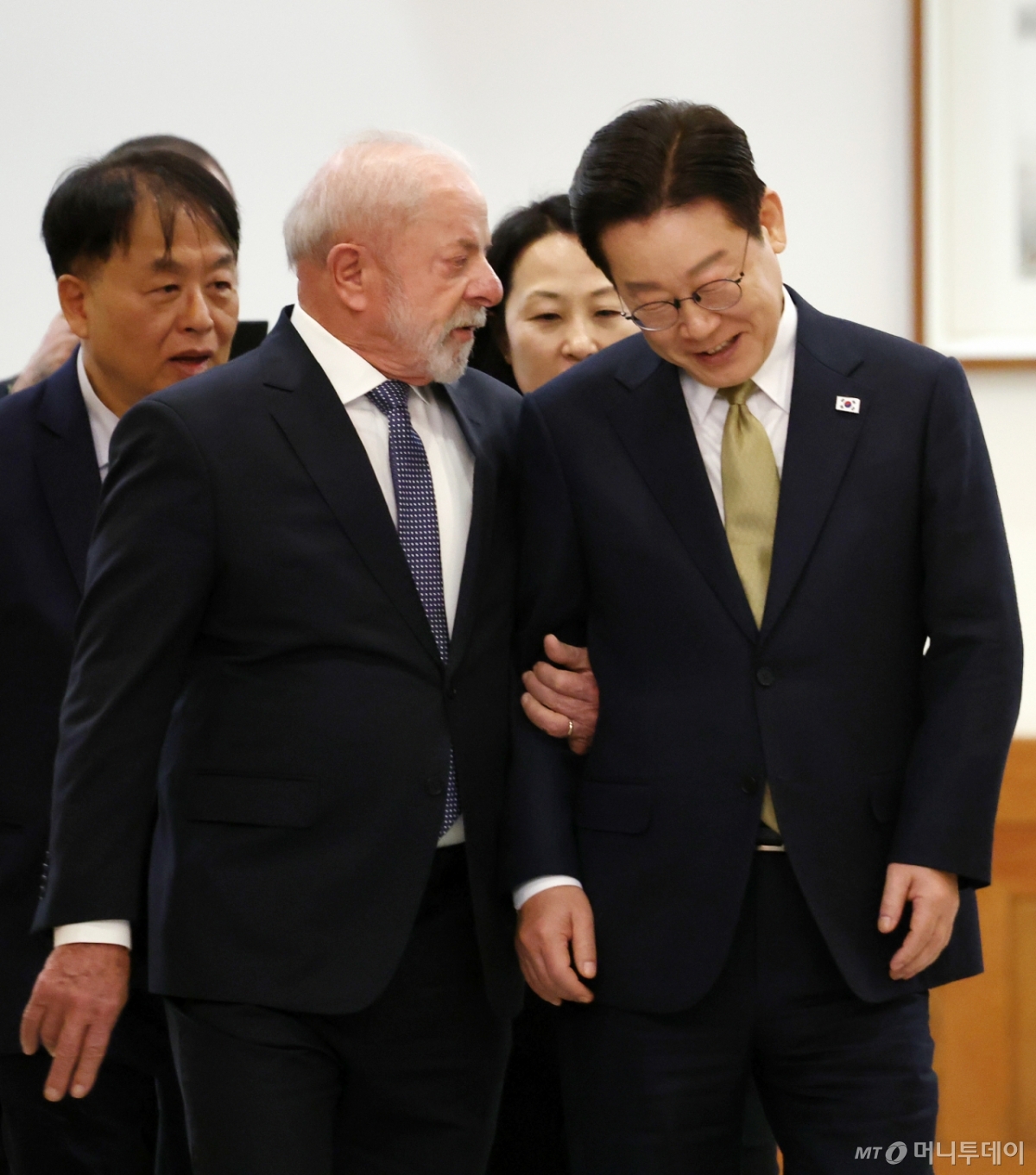 (서울=뉴스1) 허경 기자 = 이재명 대통령과 루이스 이나시우 룰라 다 시우바 브라질 대통령이 23일 청와대에서 열린  한-브라질 정상회담을 마친 후 공동언론발표를 하기위해 회견장에 입장하고 있다. 2026.2.23/뉴스1  Copyright © 뉴스1. All rights reserved. 무단 전재 및 재배포,  AI학습 이용 금지. /사진=(서울=뉴스1) 허경 기자