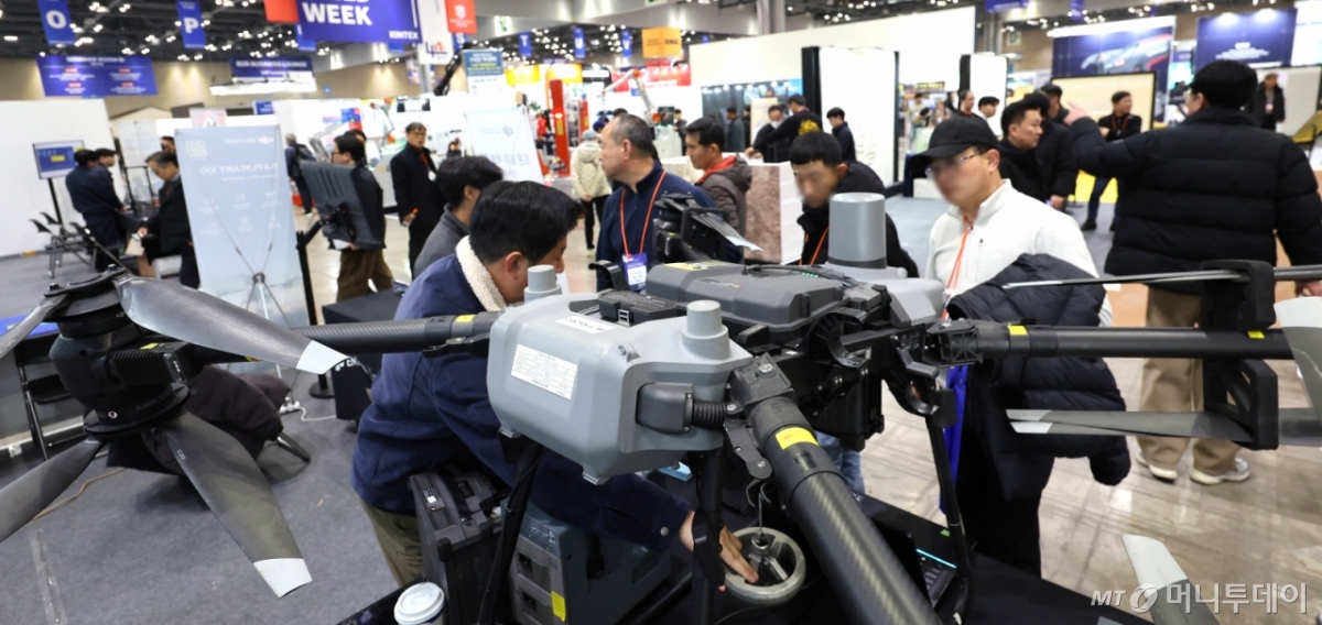 우주항공청은 드론쇼코리아가 2026년 2월 25일부터 27일까지 부산 벡스코에서 열린다고 밝혔다. 사진은 지난달 경기도 고양시 킨텍스에서 열린 2026 코리아빌드위크에 전시된 물류 및 배송 드론/ 사진=뉴시스