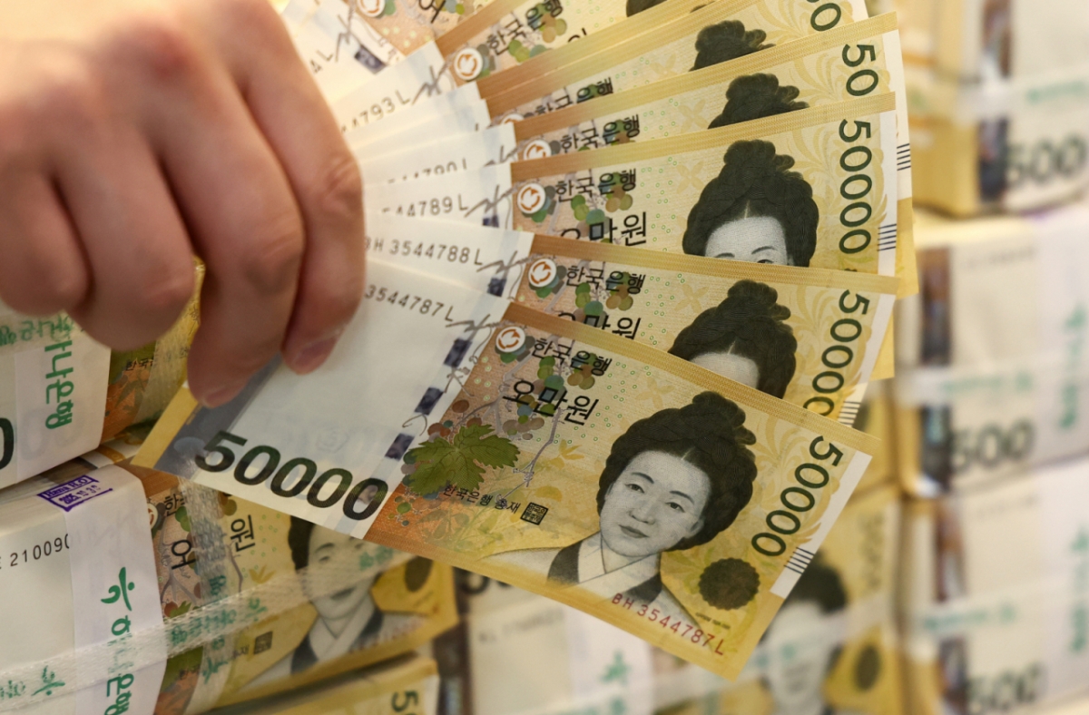 (서울=뉴스1) 최지환 기자 = 5일 서울 중구 하나은행 위변조센터에서 직원이 5만원권을 정리하고 있다. 한국은행 경제통계시스템에 따르면 2025년 말 기준 화폐발행잔액은 210조6천956억원으로 2024년 말 대비 9.1% 증가했다. 이 증가율은 코로나19 사태 이후 가장 높은 수치다. 2026.2.5/뉴스1  Copyright © 뉴스1. All rights reserved. 무단 전재 및 재배포,  AI학습 이용 금지. /사진=(서울=뉴스1) 최지환 기자