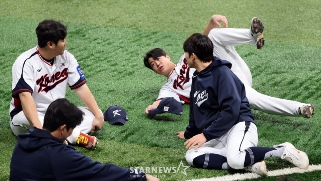 지난해 11월 대표팀 훈련 도중 대화를 나누고 있는 문보경(왼쪽)과 노시환. /사진=강영조 선임기자