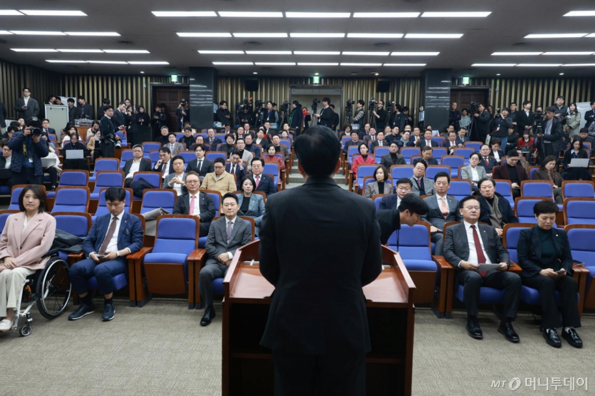[서울=뉴시스] 고승민 기자 = 송언석 국민의힘 원내대표가 23일 서울 여의도 국회에서 열린 의원총회에서 발언하고 있다. 2026.02.23. kkssmm99@newsis.com /사진=고승민