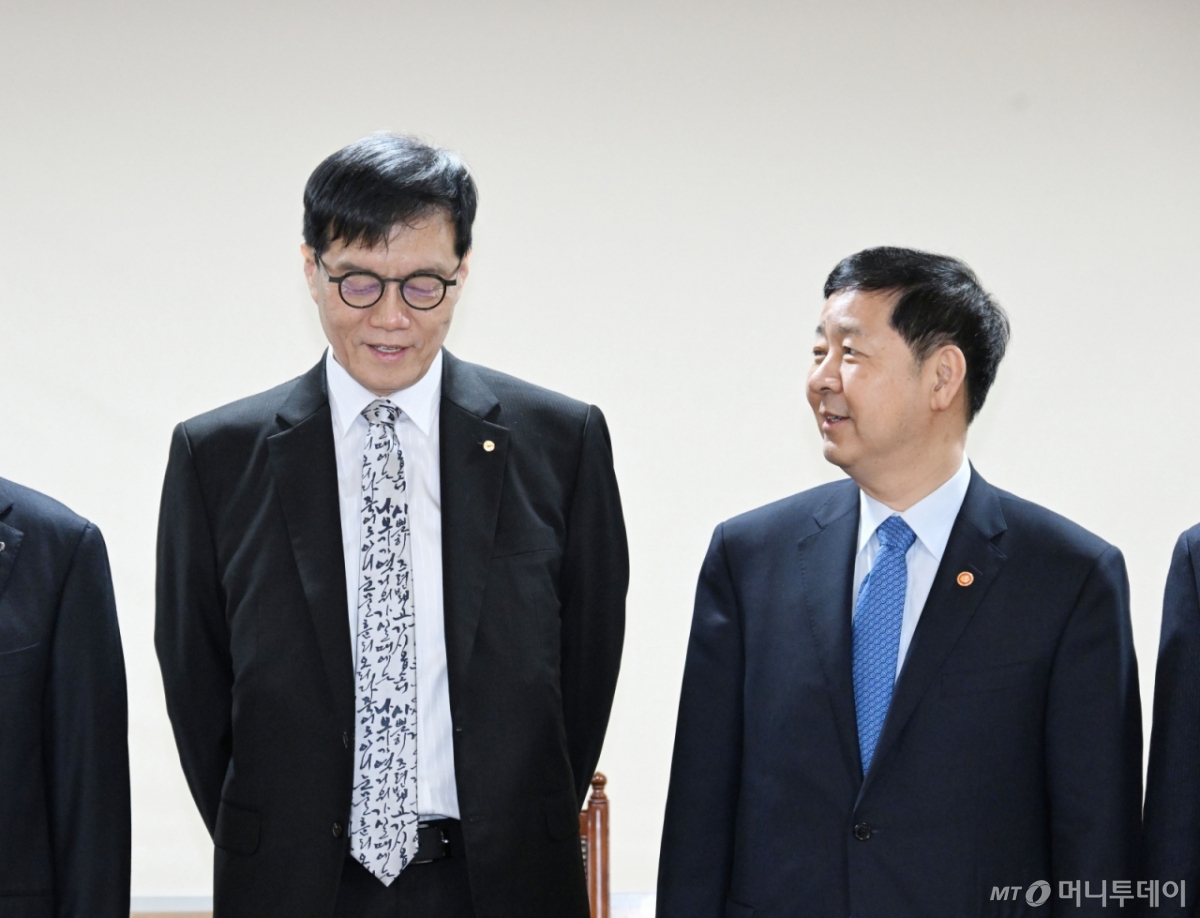 (서울=뉴스1) = 구윤철 부총리 겸 재정경제부 장관이 13일 오전 서울 종로구 은행연합회에서 열린 시장상황점검회의에서 이창용 한국은행 총재와 대화를 나누고 있다. (재정경제부 제공. 재판매 및 DB 금지) 2026.2.13/뉴스1 Copyright © 뉴스1. All rights reserved. 무단 전재 및 재배포, AI학습 이용 금지. /사진=(서울=뉴스1)