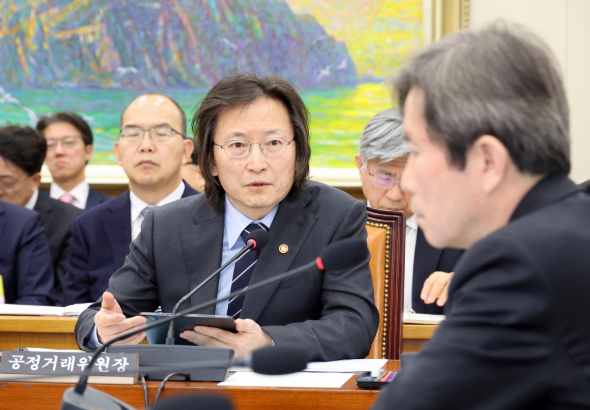 주병기 공정거래위원회 위원장이 23일 오후 서울 여의도 국회에서 열린 정무위원회 전체회의에서 이인영 더불어민주당 의원 질의에 답변을 하고 있다./사진제공=뉴시스