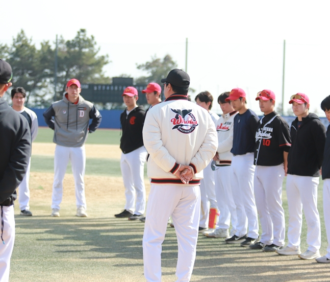 선수들에게 청백전 총평을 전달하는 장원진 감독(가운데). /사진=울산 웨일즈
