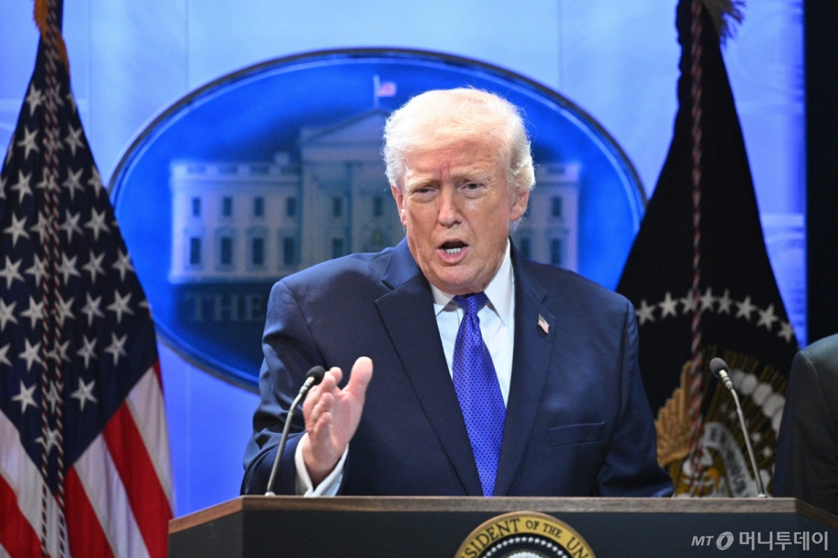 도널드 트럼프 미국 대통령이 20일(현지시간) 백악관 브리핑품에서 연방대법원의 상호관세 위법 판결과 관련해 기자회견을 하고 있다./AFPBBNews=뉴스1 /사진=(워싱턴 AFP=뉴스1) 이창규 기자