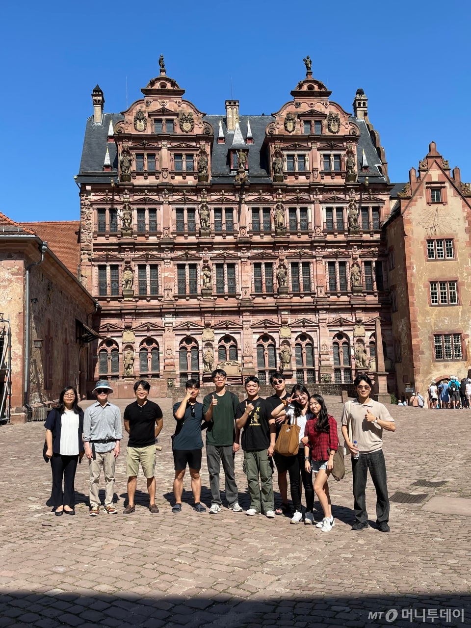  제2회 철학기행에서 독일 하이델베르크성을 답사 중인 철학과 학생들/사진제공=서울대 철학과