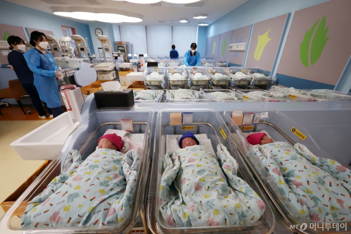 (고양=뉴스1) 황기선 기자 = 28일 경기 고양시 일산차병원 신생아실에서 간호사가 아기를 돌보고 있다.  2026.1.28/뉴스1  Copyright © 뉴스1. All rights reserved. 무단 전재 및 재배포,  AI학습 이용 금지. /사진=(고양=뉴스1) 황기선 기자