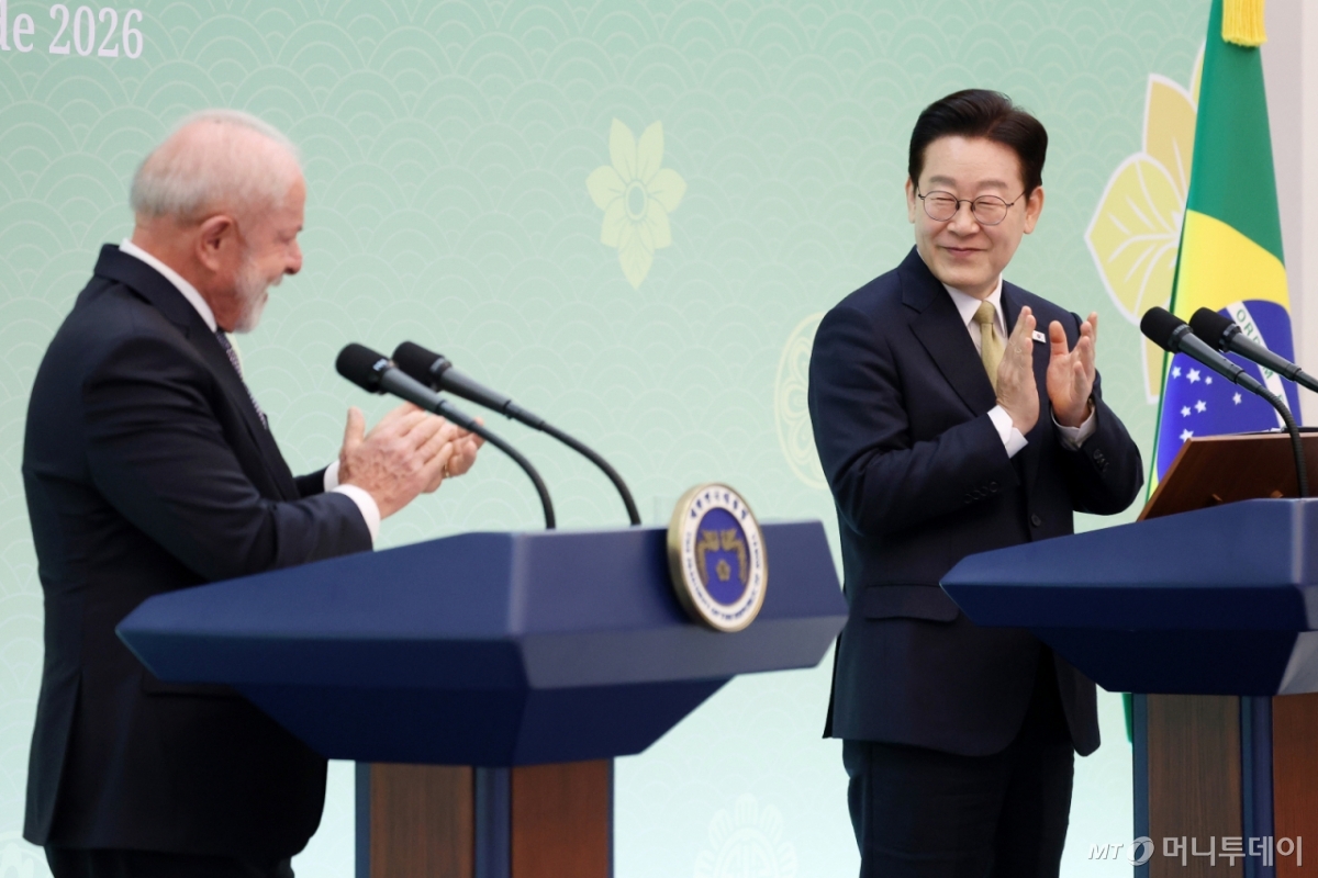 [서울=뉴시스] 최동준 기자 = 이재명 대통령과 브라질 루이스 이나시우 룰라 다 시우바 대통령이 23일 청와대에서 한-브라질 공동 언론발표를 마친 뒤 함께 박수를 치고 있다. 2026.02.23. photocdj@newsis.com /사진=
