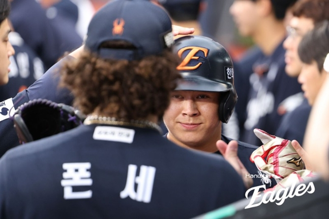 폰세와 노시환이 포옹하고 있다. /사진=한화 이글스