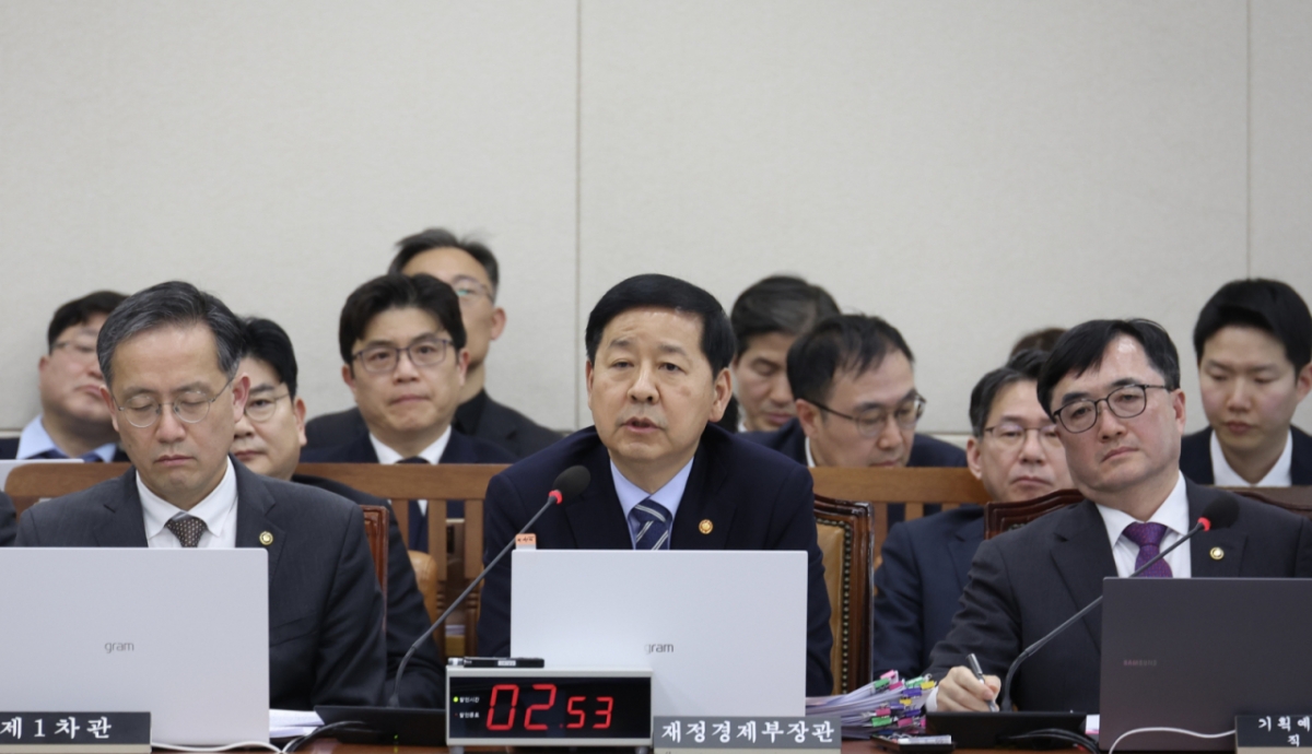 구윤철 부총리 겸 재정경제부 장관이 23일 오후 서울 여의도 국회에서 열린 재정경제기획위원회에 전체회의에서 의원 질의에 답변하고 있다. 2026.02.23. suncho21@newsis.com /사진=뉴시스